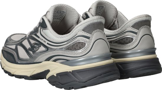 Achterkant van zilverkleurige Skechers sneakers met mesh en metallic details.