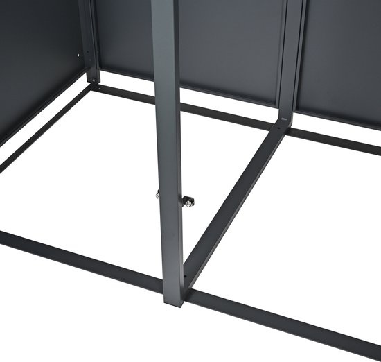 Binnenzijde van een grijze containerberging met metalen frame.