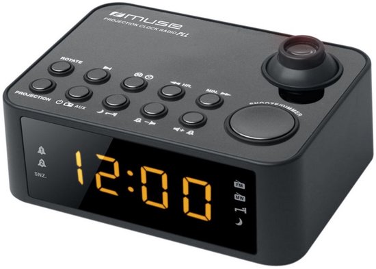Zwarte projectiewekker radio met digitale display waarop 12:00 staat. Heeft meerdere knoppen en een projectiekop.