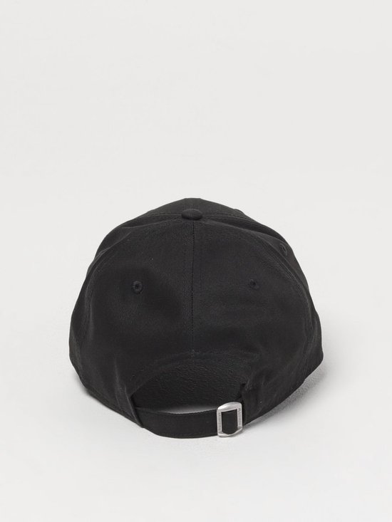Arrière d'une casquette New Era noire avec sangle réglable.