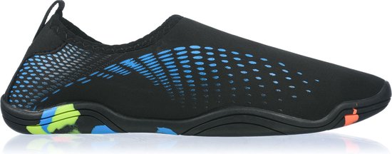 Zijprofiel van een zwarte waterschoen met blauwe spetters op de hiel en zijkant, en een veelkleurige zool.