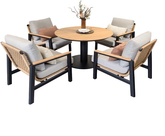 Ronde houten tuintafel met vier grijze stoelen met rotan rugleuningen en kussens. Decoratieve vaas met droogbloemen in het midden.