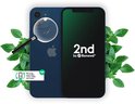 Donkerblauwe iPhone 12 met vergrootglas op de camera, omringd door groene bladeren. Links een sticker met recycle-icoon.