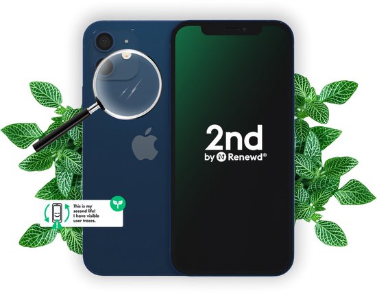 Donkerblauwe iPhone 12 met vergrootglas op de camera, omringd door groene bladeren. Links een sticker met recycle-icoon.