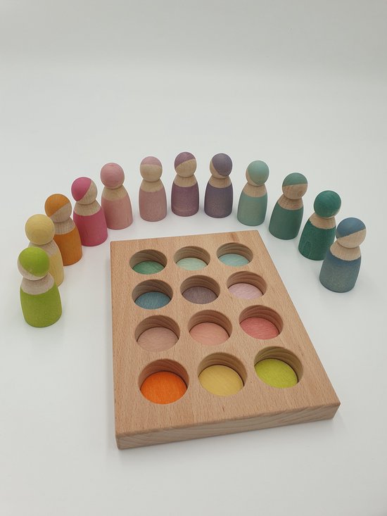 Houten sorteerplank met 12 pastelkleurige peg poppetjes erin, 12 poppetjes ernaast in een boog op witte achtergrond.