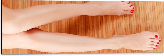 Dibond - Bovenaanzicht van Vrouwen Benen met Roodkleurige Teennagels op Houten Ondergrond - 90x30 cm Foto op Aluminium (Met Ophangsysteem)