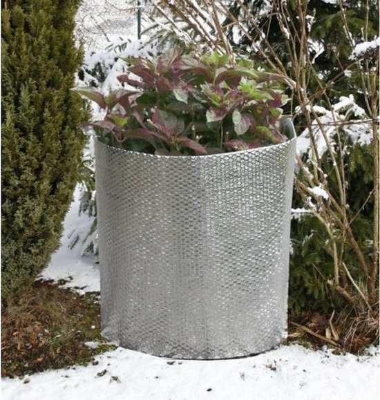 Planten in de winter, beschermd door een zilverkleurige, noppenfolie-achtige hoes.
