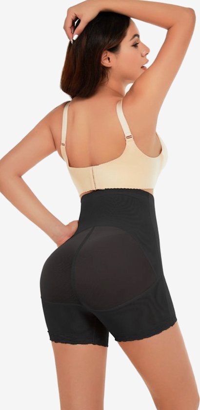 Vrouw met zwarte corrigerende short met hoge taille, mesh op de billen en kanten zoom.