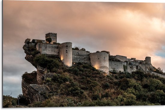 WallClassics - Dibond - Kasteel op een Berg - 75x50 cm Foto op Aluminium (Met Ophangsysteem)