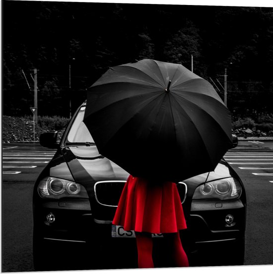 WallClassics - Dibond - Vrouw in Rood bij Zwarte Auto met Paraplu - 80x80 cm Foto op Aluminium (Met Ophangsysteem)