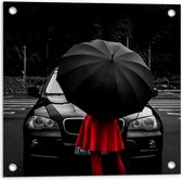 WallClassics - Tuinposter – Vrouw in Rood bij Zwarte Auto met Paraplu - 50x50 cm Foto op Tuinposter (wanddecoratie voor buiten en binnen)