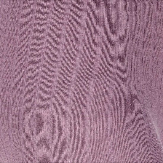 Lila ribgebreide stof, close-up.
