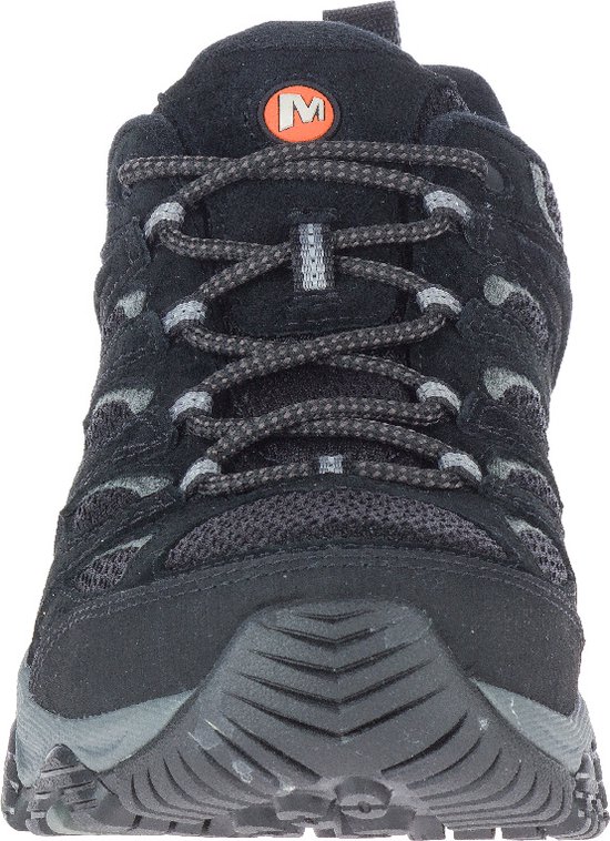 Voorkant van een zwarte Merrell wandelschoen met grijze veters.