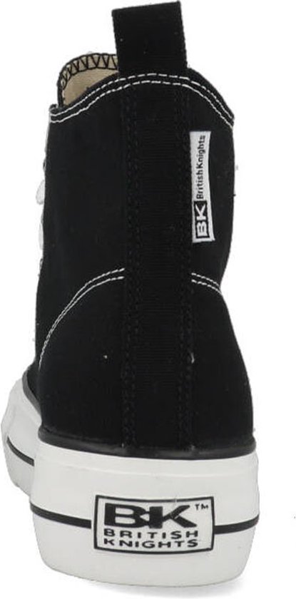 Achterkant van zwarte hoge sneaker met witte stiksels en logo op de zool.