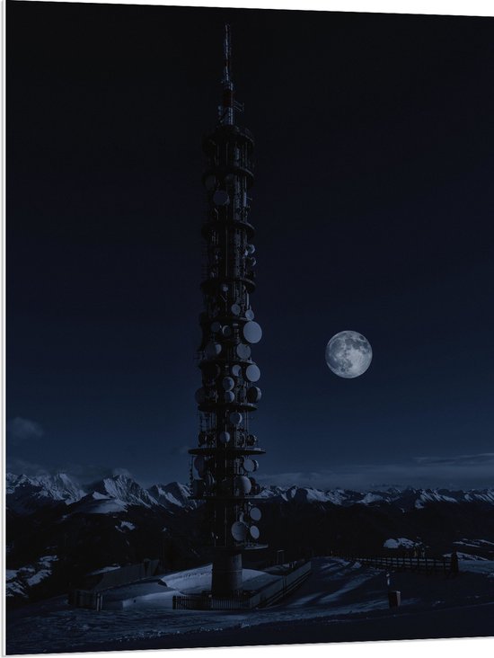 WallClassics - PVC Schuimplaat- Elektriciteitsmast in de Nacht met de Maan aan de Hemel - 75x100 cm Foto op PVC Schuimplaat