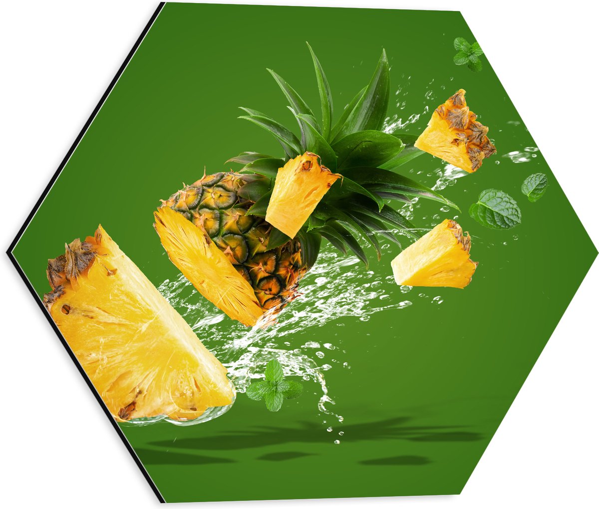 Dibond Hexagon - Gele Ananas in Stukken tegen Groene Achtergrond - 40x34.8 cm Foto op Hexagon (Met Ophangsysteem)