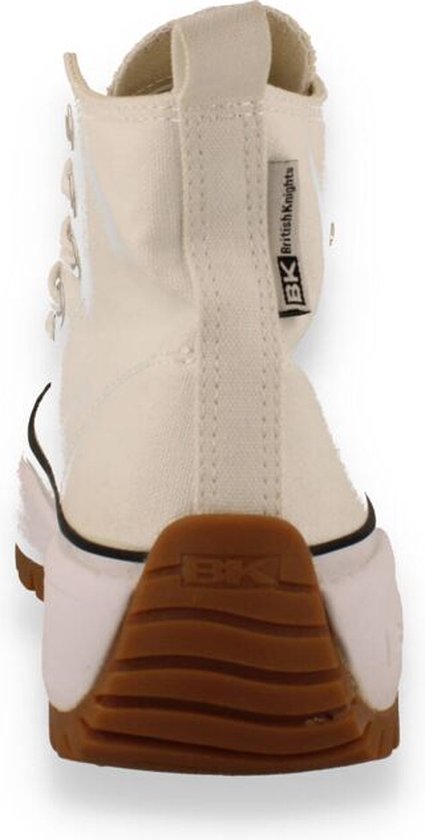 Achterkant van een witte hoge sneaker van British Knights met een bruine, golvende rubberen zool.