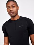 Zwarte Craft sportshirt met Craft logo op de borst, achterkant met verticale lijn en kleine stippen logo.