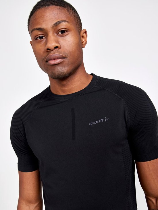 Zwarte Craft sportshirt met Craft logo op de borst, achterkant met verticale lijn en kleine stippen logo.