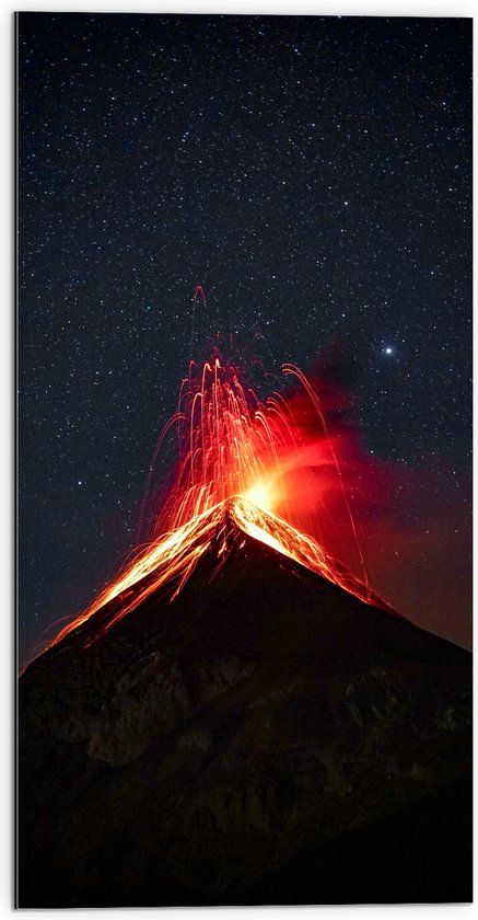 Dibond - Vooraanzicht van Vuurspuwende Vulkaan onder Sterrenhemel - 50x100 cm Foto op Aluminium (Wanddecoratie van metaal)