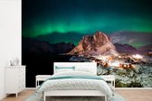 Behang - Fotobehang Noorderlicht - Berg - Huis - Eiland - Breedte 450 cm x hoogte 300 cm