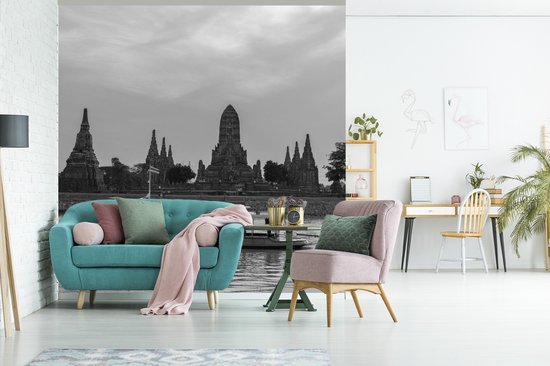 Papier peint Wat Papier peint photo - Remorqueur devant le temple Wat Chaiwatthanaram, Thaïlande - Zwart- Wit largeur 220 cm x hauteur 220 cm - Impression photo sur papier peint vinyl (disponible en 7 formats) - chambre/séjour/bureau
