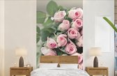 Behang - Fotobehang Een grote boek van roze rozen ligt op een tafel. - Breedte 120 cm x hoogte 240 cm