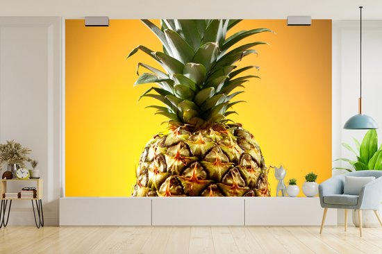 Couleurs jaunes et vertes d'un ananas sur fond jaune Papier peint photo vinyle largeur 600 cm x hauteur 400 cm - Tirage photo sur papier peint (disponible en 7 tailles)