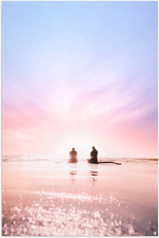 WallClassics - Poster (Mat) - Duo zittend aan het Water op het Strand bij Pastellucht - 50x75 cm Foto op Posterpapier met een Matte look