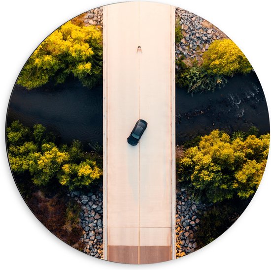 WallClassics - Dibond Muurcirkel - Bovenaanzicht van Zwarte Auto boven op Brug in Landschap - 60x60 cm Foto op Aluminium Muurcirkel (met ophangsysteem)