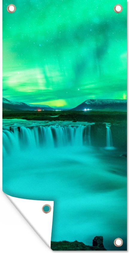 Affiche représentant une cascade et des aurores boréales, dans des tons verts et bleus.
