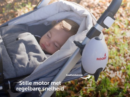 Slapende baby in een grijze kinderwagen met een witte rakketvormige Rockit babyrocker, 'Stille motor met regelbare snelheid'.