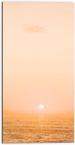 WallClassics - Dibond - Mistige Zonsondergang boven Zee - 50x100 cm Foto op Aluminium (Met Ophangsysteem)
