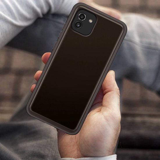 Hand met een zwart Samsung Galaxy A03 hoesje.