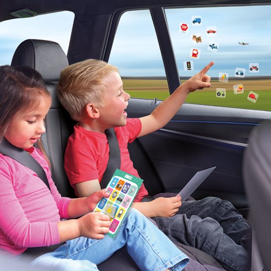 Des enfants dans la voiture jouent au "Travel Window Sticker Bingo" et pointent des autocollants sur la fenêtre.