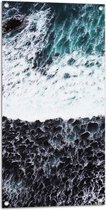 WallClassics - Tuinposter – Bovenaanzicht van Rotsen hangend over Zee - 50x100 cm Foto op Tuinposter (wanddecoratie voor buiten en binnen)