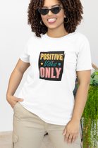 Shirt - Positives vibes only - Wurban Wear | Grappig shirt | Positiviteit | Unisex tshirt | Quote | Geluk | Wit