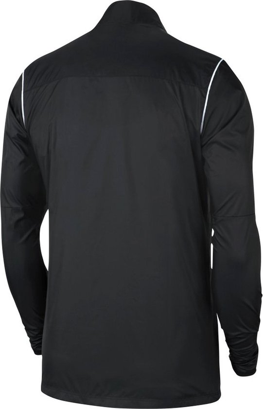 Zwarte Nike regenjas voor heren, achterkant met witte bies langs de schouders.