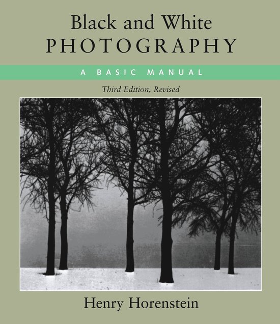 Boekcover 'Black and White PHOTOGRAPHY A BASIC MANUAL Third Edition, Revised' van Henry Horenstein met silhouetten van bomen tegen een grijze achtergrond.