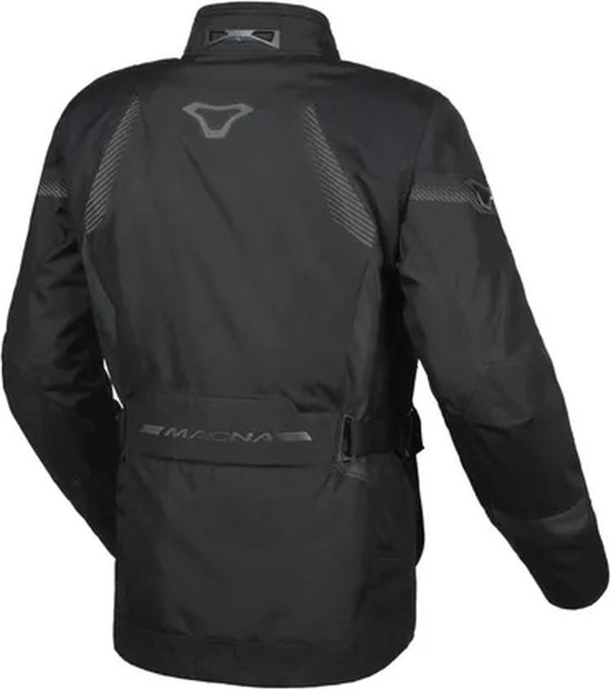 Achterkant van een zwarte Macna motorjas met grijze strepen op de schouders en een Macna logo.