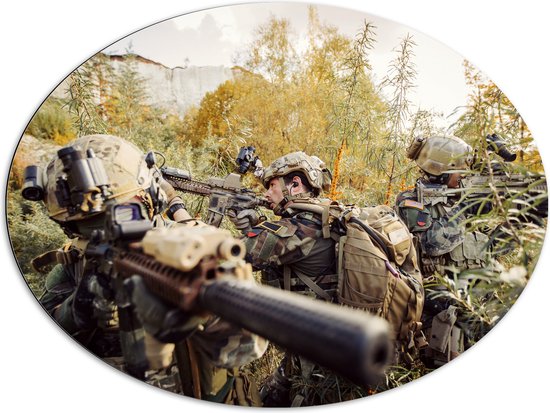 Dibond Ovaal - Soldaten in Actie in Groen Landschap met Bergen - 96x72 cm Foto op Ovaal (Met Ophangsysteem)