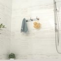 Un portemanteau en acier inoxydable à 3 crochets est accroché à un mur carrelé, avec une serviette et une fleur de douche.
