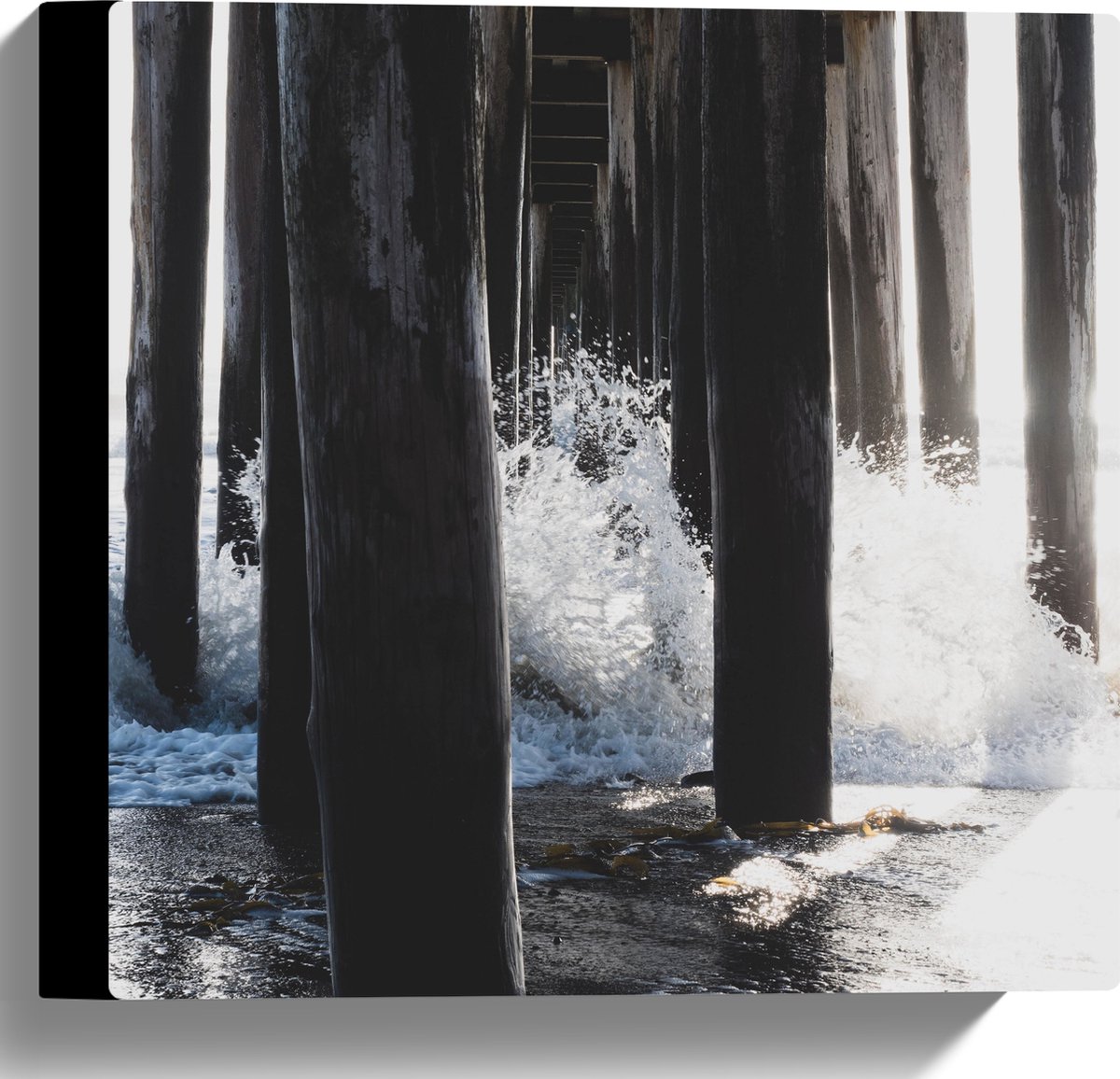 Canvas - Water klots4end tegen Houten Palen in de Zee - 30x30 cm Foto op Canvas Schilderij