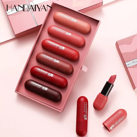 Geleverde matte lipsticks in geschenkdoos, met één opengeklapte lipstick ernaast.