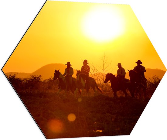 Dibond Hexagon - Groepje Cowboys op Paarden Rijdend door Landschap bij de Ondergaande Zon - 80x69.6 cm Foto op Hexagon (Met Ophangsysteem)