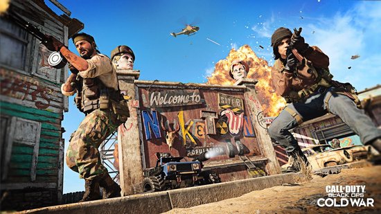 Twee soldaten bij een "Welcome to Nuketown"-bord, met helikopter en explosies op de achtergrond.