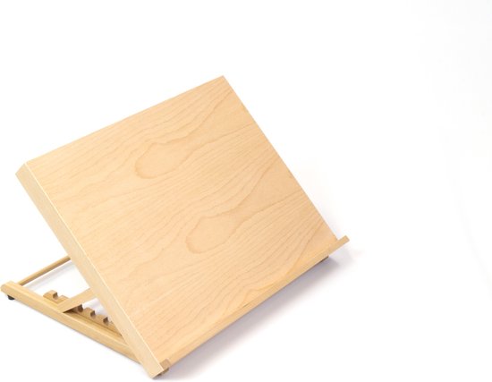 Een houten schildersezel, A3+, gedeeltelijk open op een witte achtergrond.