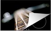KitchenYeah® Inductie beschermer 77x51 cm - Close-up van de snaren van een basgitaar - Kookplaataccessoires - Afdekplaat voor kookplaat - Inductiebeschermer - Inductiemat - Inductieplaat mat