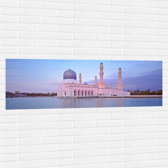 Muursticker - Meer voor Masjid Bandaraya Kota Kinabalu Moskee in Maleisië in de Avond - 150x50 cm Foto op Muursticker