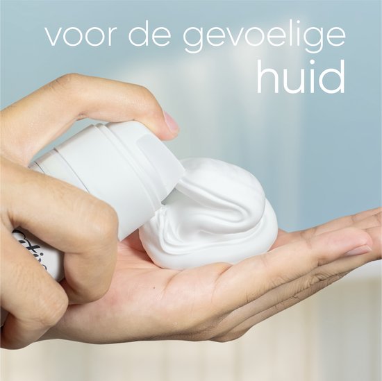 Hand drukt scheerschuim uit de bus in de andere hand. Tekst: 'voor de gevoelige huid'.